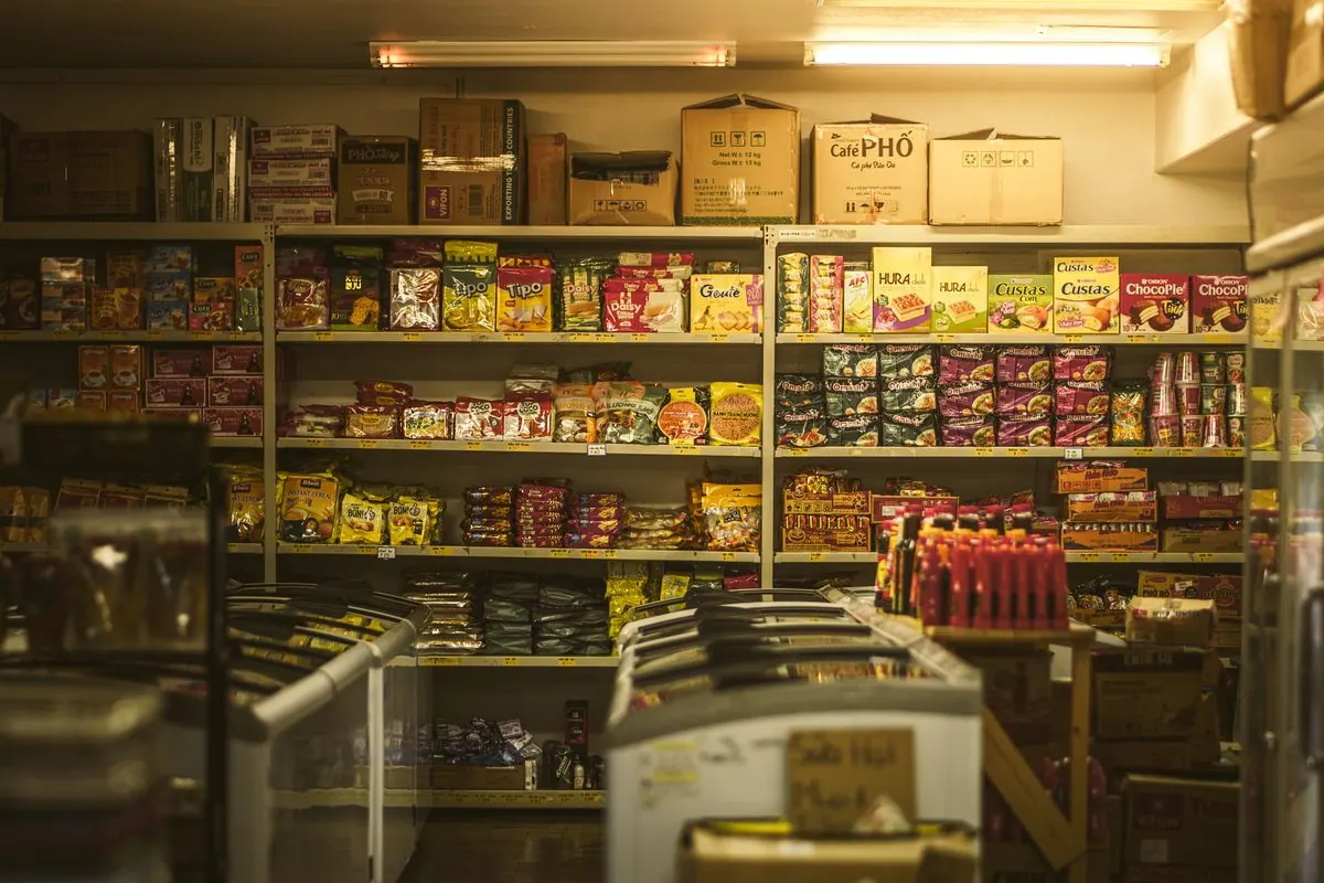 Convenience store counter and shelves, a Square vs KORONA POS decision